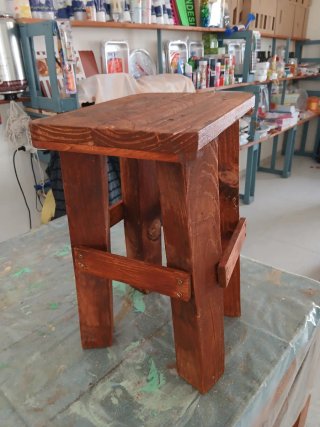 Sgabello rustico in legno marrone
