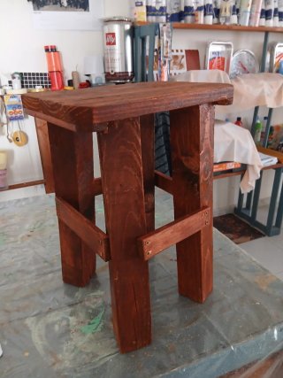 Sgabello rustico in legno marrone