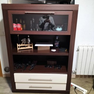 Mueble de salón con vitrina y cajones