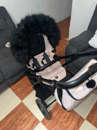 Carro de bebé rosa con capazo y bolso