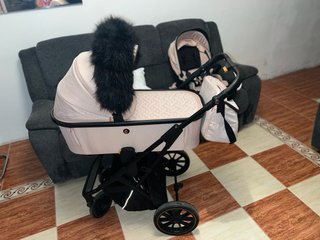 Carro de bebé rosa con capazo y bolso