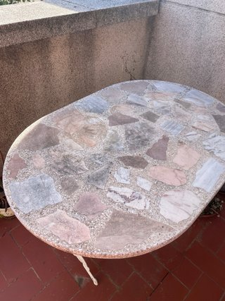 Mesa exterior de piedra y metal