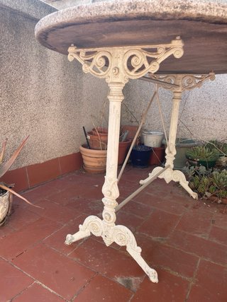 Mesa exterior de piedra y metal