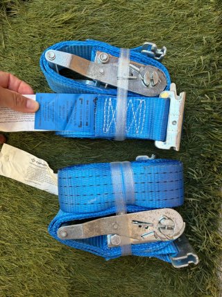 Lote de 8 cinchas de amarre rojas y tres azules.