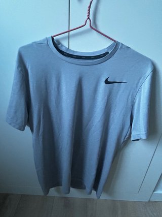 Camiseta Nike Gris Deportiva