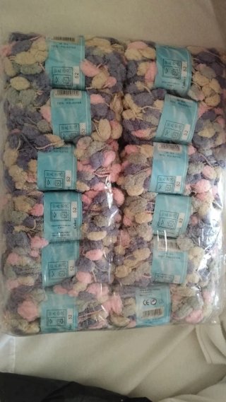 Ovillos de lana multicolor para ganchillo.