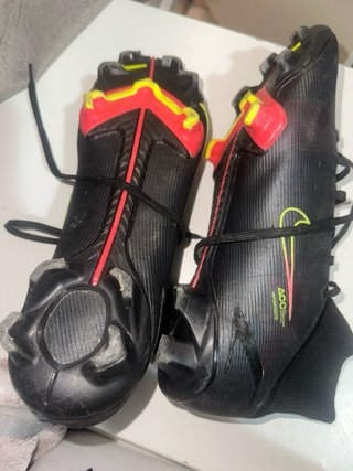 Botas de fútbol Nike negras y rojas