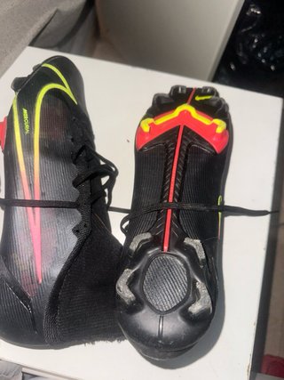 Botas de fútbol Nike negras y rojas