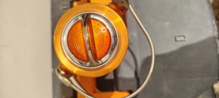 Carrete de pesca naranja
