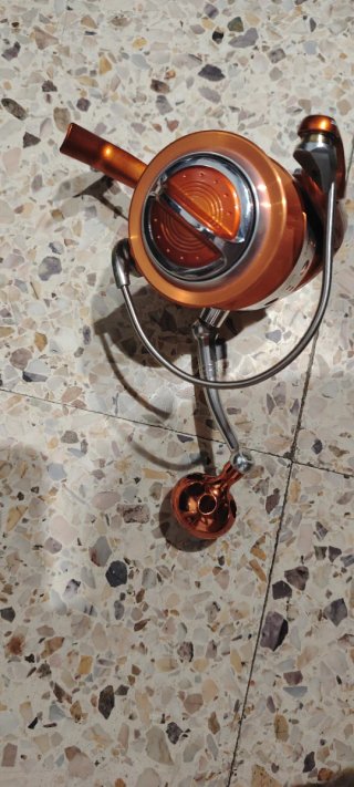 Carrete de pesca naranja