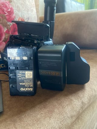 Adattatore Sony AC-V30 per fotocamere con 3 batterie