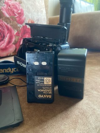 Adattatore Sony AC-V30 per fotocamere con 3 batterie