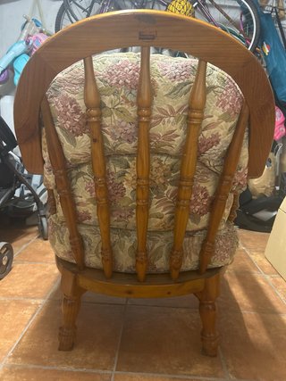 Sillón de madera con tapicería floral
