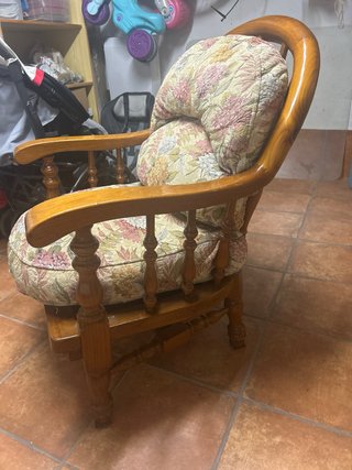 Sillón de madera con tapicería floral