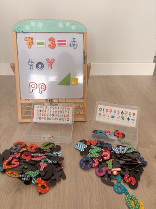 Pizarra infantil de madera magnética y tiza
