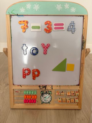 Pizarra infantil de madera magnética y tiza