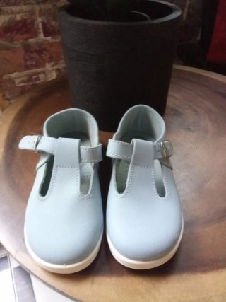 Zapatos de piel celestes para niño
