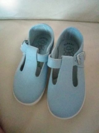 Zapatos de piel celestes para niño