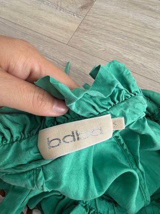 Blusa verde con volantes y cordones