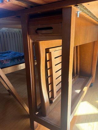 Mesa y 4 sillas plegables con sobre madera antigua