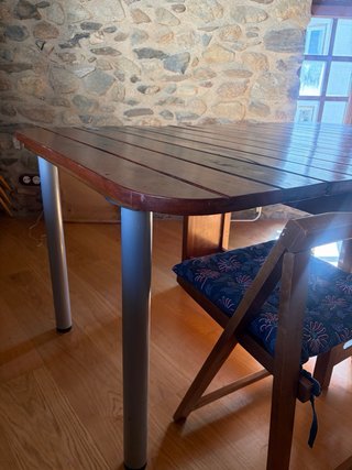 Mesa y 4 sillas plegables con sobre madera antigua
