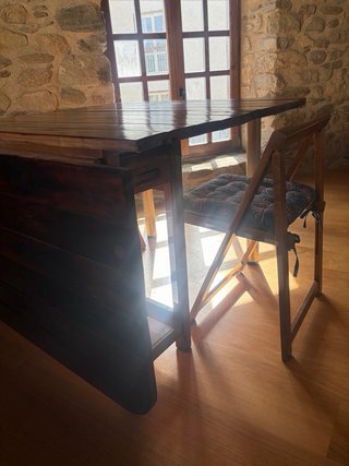 Mesa y 4 sillas plegables con sobre madera antigua