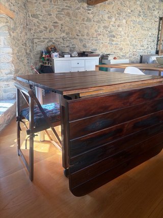 Mesa y 4 sillas plegables con sobre madera antigua