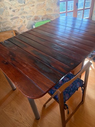 Mesa y 4 sillas plegables con sobre madera antigua