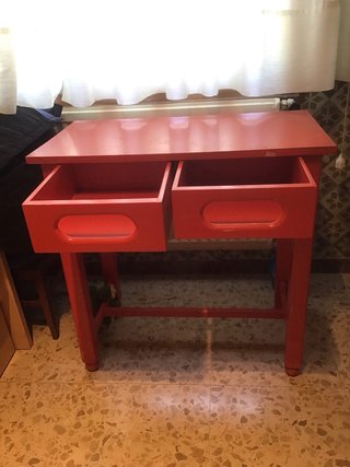 Mesa auxiliar roja de madera