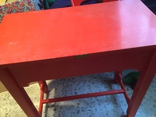 Mesa auxiliar roja de madera