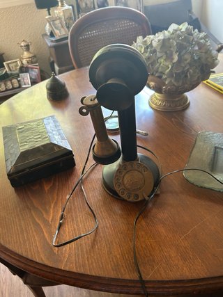 Teléfono antiguo de trompeta cableado