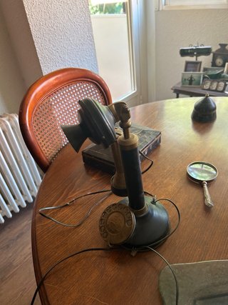 Teléfono antiguo de trompeta cableado