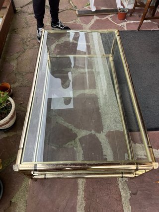 Mesa centro cristal y metal dorado