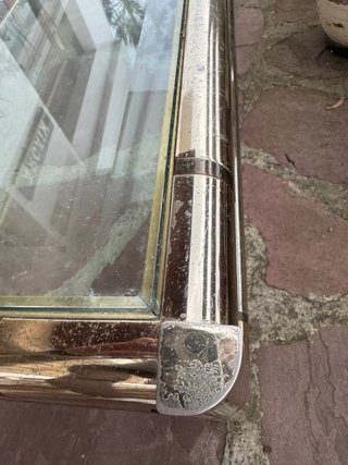 Mesa centro cristal y metal dorado