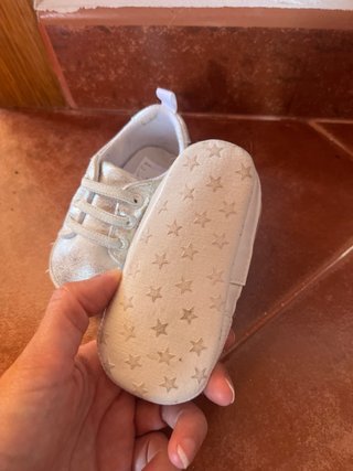Zapatillas Bebe Plateadas con Rayas Arcoíris