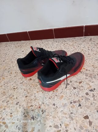 Zapatillas Puma Negras y Rojas