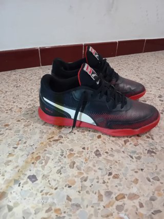 Zapatillas Puma Negras y Rojas