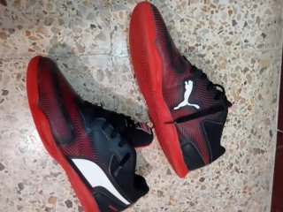 Zapatillas Puma Negras y Rojas
