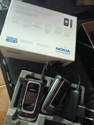 Lote 2 Nokia 6131 + 2 Cajas 3310-6131 vacías