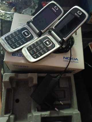 Lote 2 Nokia 6131 + 2 Cajas 3310-6131 vacías