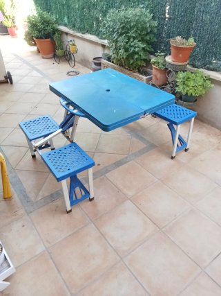 Mesa y asientos plegables