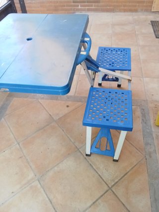 Mesa y asientos plegables