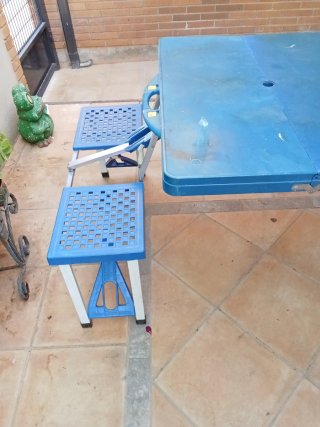 Mesa y asientos plegables
