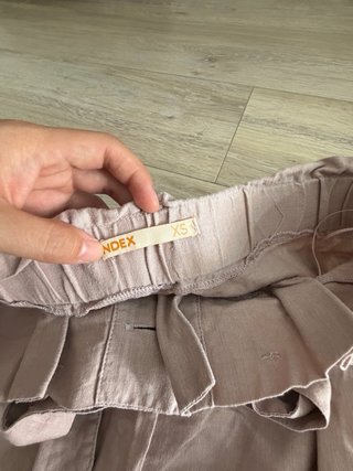 Conjunto blusa negra bordada y falda beige