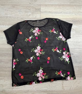 Conjunto blusa negra bordada y falda beige