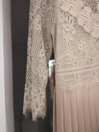 Vestido Zara bordado y plisado beige Usado una vez
