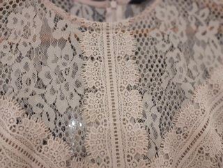 Vestido Zara bordado y plisado beige Usado una vez