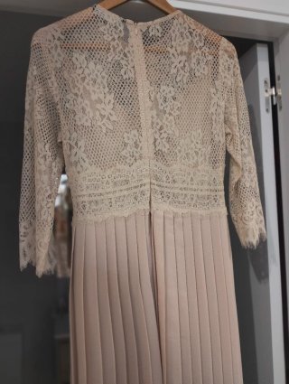 Vestido Zara bordado y plisado beige Usado una vez