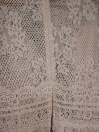 Vestido Zara bordado y plisado beige Usado una vez