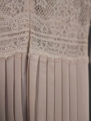 Vestido Zara bordado y plisado beige Usado una vez